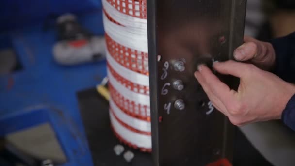 Fabrieksarbeider montage van elektrische apparatuur - transformator - op de assemblagelijn. Hoogspanning onderdelen Manufacturing. — Stockvideo