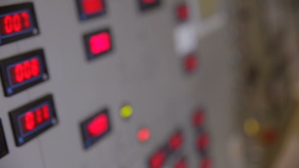 Panel de control industrial con dígitos rojos en la pantalla que muestra parámetros . — Vídeos de Stock