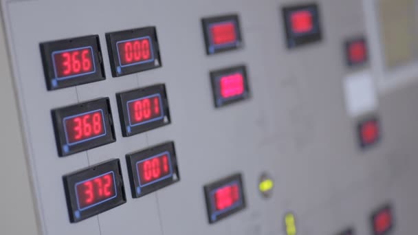 Panel de control industrial con dígitos rojos en la pantalla que muestra parámetros . — Vídeos de Stock