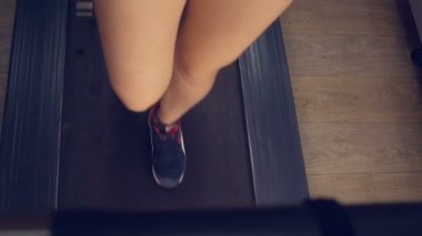 Yürüyüş ve spor salonunda koşu bandı üzerinde çalışan kadın bacaklar. Sağlıklı yaşam konsepti. Ağır çekim.