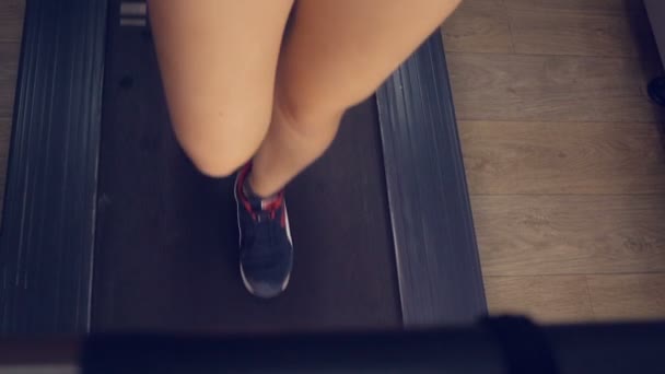 Jambes féminines marchant et courant sur tapis roulant dans la salle de gym. Concept de mode de vie sain. Mouvement lent . — Video