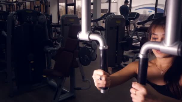 Hermosa asiática ética deportiva femenina haciendo ejercicio deportivo en un gimnasio . — Vídeos de Stock