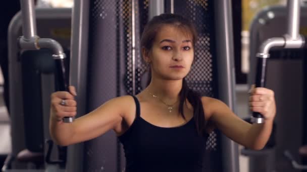 ジムでエクササイズのトレーニングはスポーツの美しいアジア倫理スポーティな女性. — ストック動画
