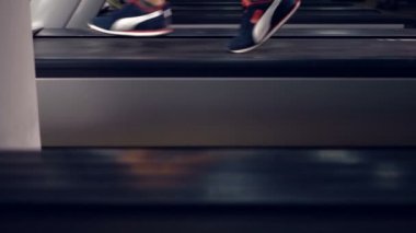Bacaklar birçok insanın Spor Kulübü treadmill egzersizleri yapıyor. Ağır çekim.