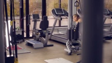 Güzel Asyalı etik sportif erkek bir spor salonunda spor egzersiz egzersiz yapıyor.