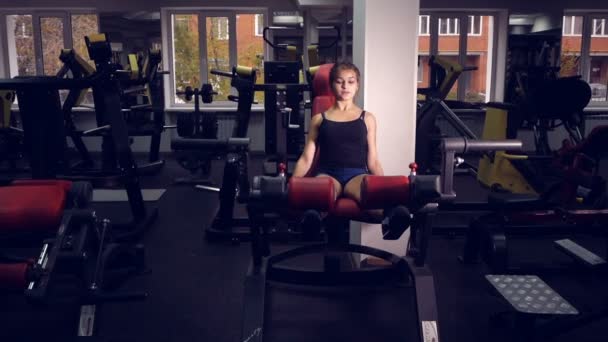 Beautiful asian ethic sporty female doing sports exercise workout in a gym. — Stock Video