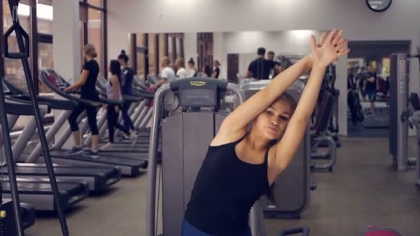 Hermosa asiática ética deportiva femenina haciendo ejercicio deportivo en un gimnasio . — Vídeos de Stock