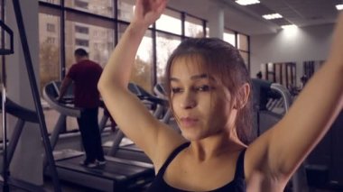 Güzel Asyalı etik sportif erkek bir spor salonunda spor egzersiz egzersiz yapıyor.