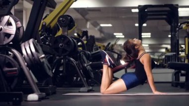 Genç kız spor salonunda spor egzersizleri yapıyor. Fitness, spor, sağlıklı yaşam, halter kavramı.