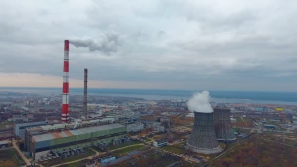 Zona industriale pesante, zona industriale. Vista aerea a volo d'uccello. Fumo proveniente dai camini. Foggy giorno . — Video Stock