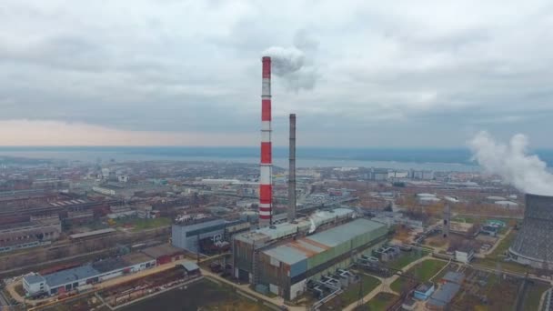 Вид с воздуха на электростанции, теплоэлектростанцию. Труба для курения в промышленной зоне . — стоковое видео