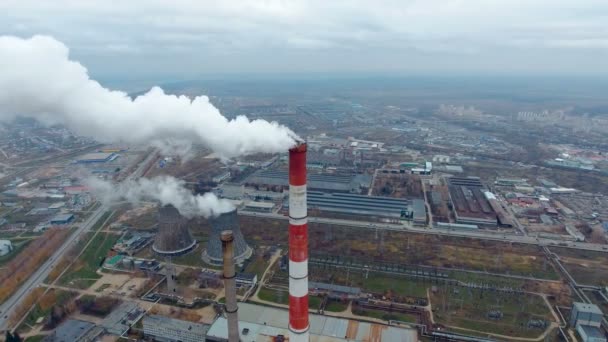 Luftaufnahme von Kraftwerken, Wärmekraftwerken. Pfeife rauchend im Industriegebiet. — Stockvideo
