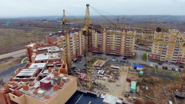 Воздушный кадр строительной площадки. Камера пролетает над строящимся новым зданием. Концепция строительства и развития . — стоковое видео