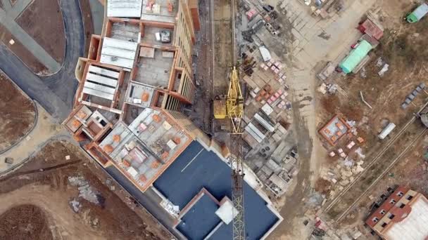 Vue aérienne d'un grand chantier de construction avec de nombreuses grues. Vue directement depuis le dessus . — Video