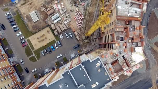 Vista aérea de una gran obra de construcción con muchas grúas. Ver directamente desde arriba . — Vídeo de stock