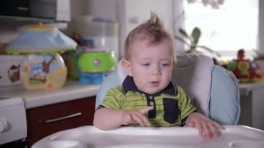 Bebek sandalyede oturan, etrafa meraklı komik bebek.