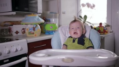 Yaramaz bebek çocuk ağlıyor.