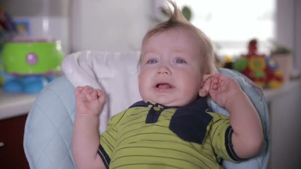 Pequeño niño travieso no quiere comer. Llorando bebé en casa cocina . — Vídeos de Stock