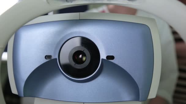 Máquina médica automatizada moderna examinando globo ocular. Teste de exame ocular em uma tela de equipamento médico profissional . — Vídeo de Stock