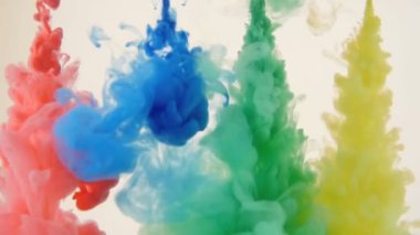 Beyaz arka plan üzerinde renkli mürekkep patlama.