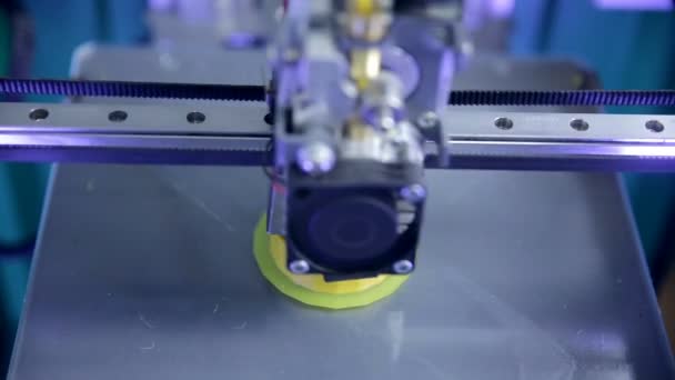 3D-Drucker. Drucken mit Kunststoffdraht-Filament auf 3D-Drucker. Nahaufnahme. — Stockvideo