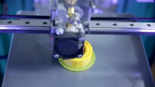 3D-s nyomtató. Nyomtatás műanyag drót izzólámpa a 3D-s nyomtató. Közelről. — Stock videók