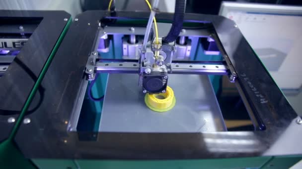 3D пластиковый принтер, 3D печать. Трехмерный принтер во время работы в современной лаборатории . — стоковое видео