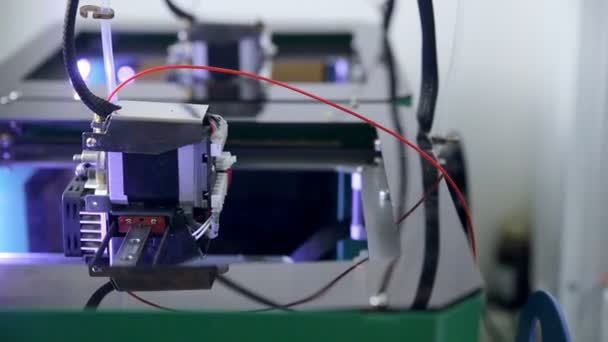 3D εκτυπωτής πλαστικών, 3d εκτύπωση. Τρεις τρισδιάστατο εκτυπωτή κατά τη διάρκεια της εργασίας inmodern εργαστήριο. — Αρχείο Βίντεο