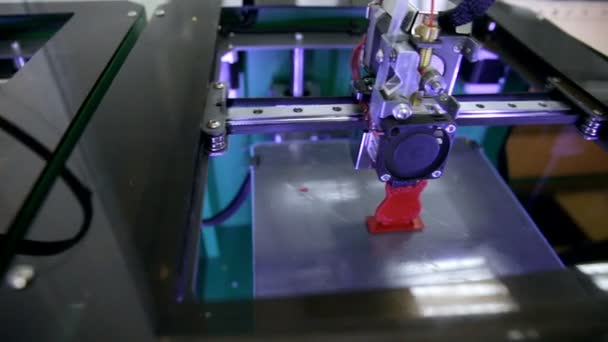 Medical 3d printer printing out human joint part transplant. — Stock Video