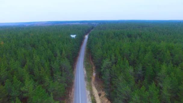 Drone espía volando sobre el bosque haciendo fotos espías, información secreta, área de monitoreo . — Vídeos de Stock