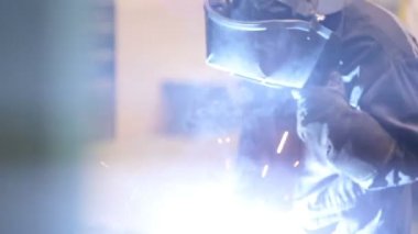 Kaynakçı. Metal işleme fabrikasında kaynak metalworker fabrika.