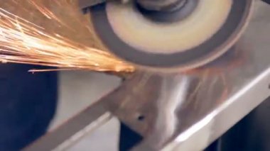 Metal işleme Sanayi Fabrikası'nda çalışan açı değirmeni ile mu.