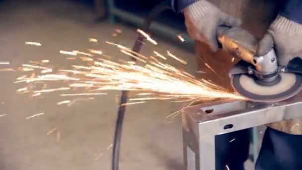 Trabajador que utiliza amoladora industrial . — Vídeos de Stock