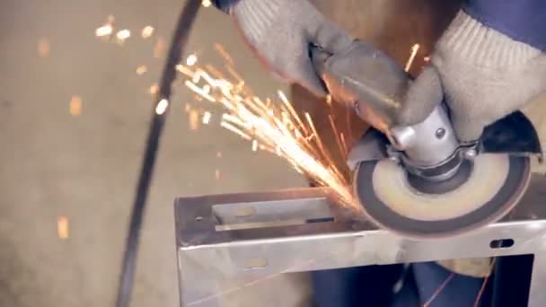 Arbetare med vinkelslip gör Metalworking på fabrik. — Stockvideo