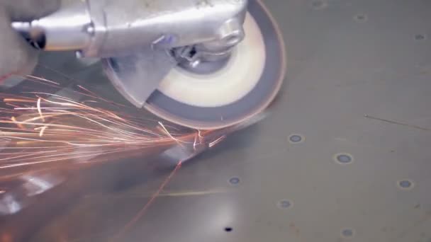 Endüstriyel değirmeni kullanarak alt. — Stok video