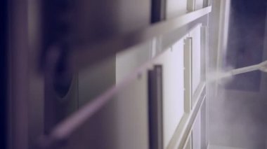 Endüstriyel bir fabrikada boyama işçi. Boya tabancası ile boyama.