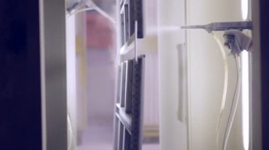 Endüstriyel bir fabrikada boyama işçi. Boya tabancası ile boyama.