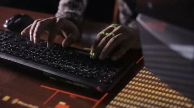 Hackerlar eller kodları klavyede yazarak. Program kodu, yazılım kodu kesmek.