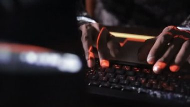 Hackerlar eller kodları klavyede yazarak. Program kodu, yazılım kodu kesmek.