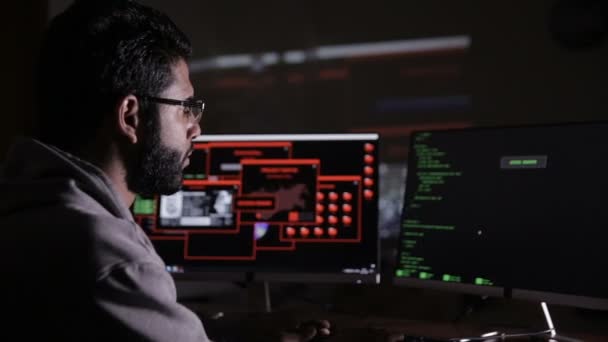 Hacker's nachts in een donkere kantoor hacken computersysteem. — Stockvideo