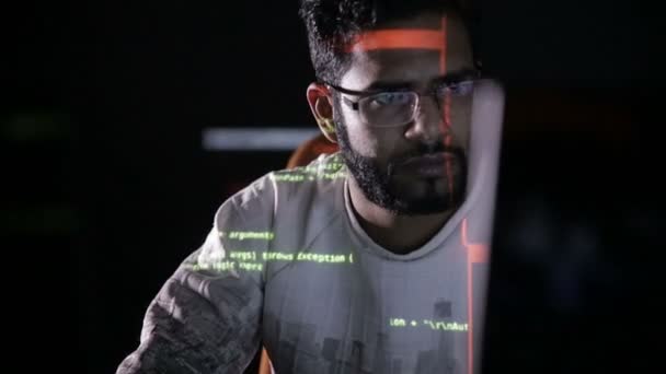 Arabski to specjalista pracuje na komputerze w nocy. Kod komputerowy haker łamanie. — Wideo stockowe