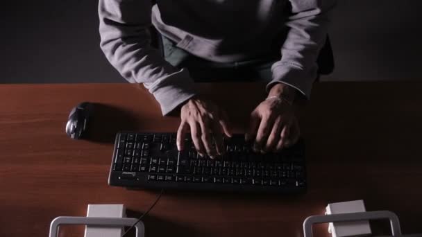 Hackers manos tecleando códigos en el teclado. Hacks código de programa, código de software . — Vídeos de Stock