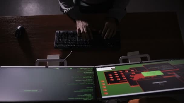 Arabisch het specialist werkt op de computer's nachts. Hacker breekt computercode. — Stockvideo