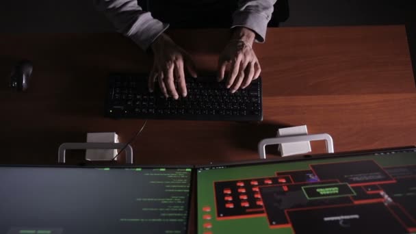 晚上在窃听秘密信息的计算机键盘上打字的黑客手. — 图库视频影像