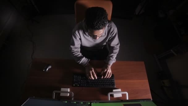 Karanlık bir ofiste bilgisayar sistem Hack gece hacker. — Stok video