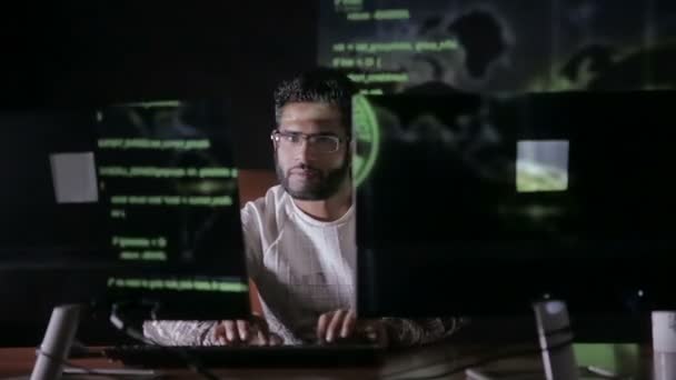 Datencode Reflexion auf Programmierern Gesicht. Hacker in Brille hacken nachts Programmcode. — Stockvideo