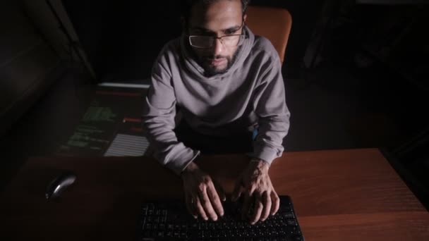 Αραβικά είναι ειδικός λειτουργεί στον υπολογιστή τη νύχτα. Χάκερ κώδικα υπολογιστή σπάσιμο. — Αρχείο Βίντεο