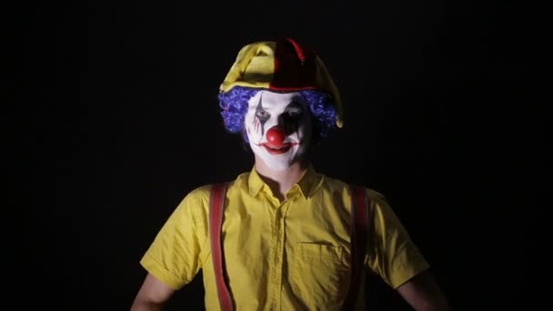 Un clown spaventoso che fa facce spaventose. Primo piano . — Video Stock