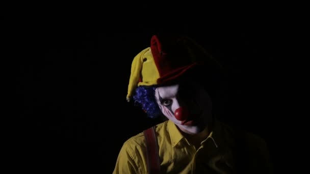 Läskig clown att göra skrämmande ansikten. Närbild. — Stockvideo
