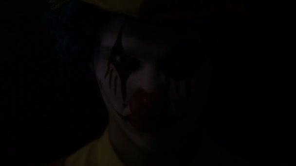 Eng shot van een schreeuwende spooky gekke clown. Portret. — Stockvideo